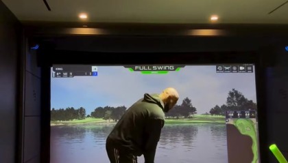 开云体育-詹姆斯居家苦练高尔夫技艺 模拟器前挥杆振臂显激情