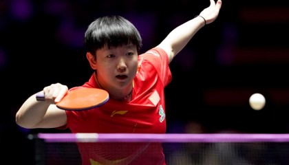 WTT澳门赛第2日战报综述：王曼昱不战而胜，孙颖莎晋级，向鹏出局