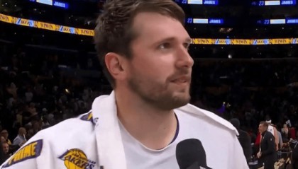 开云体育-詹姆斯让权，东契奇扛旗：湖人锁定季后赛，新老王权平稳交接