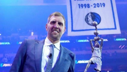 开云体育网站-球衣退役诺维茨基动情演说：一路走来 感谢有你！