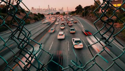 开云-冲动!马丁内利朝受伤的布拉德利扔球并推他离场引发冲突